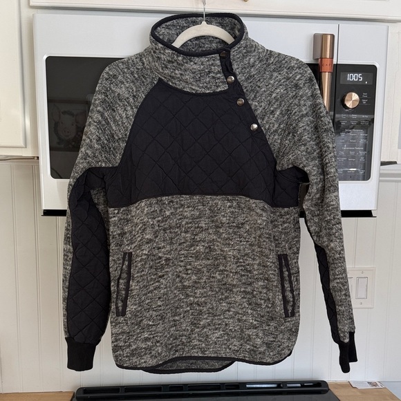 Abercrombie & Fitch Jackets & Blazers - Women’s Abercrombie & Fitch Fleece pull over